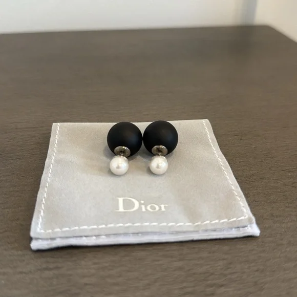 Dior | Tribales Pearl Black Earrings - Picture 2 of 9